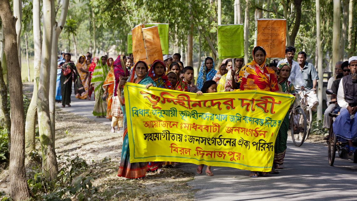 Weltweit wachsender Konsum, Energiehunger und damit wachsender Flächenverbrauch steigern den ökonomischen Wert von Land im globalen Maßstab und lassen es zur Handels- und Spekulationsware des 21. Jahrhunderts werden. Das Phänomen der Landvergabe an Investoren ohne Berücksichtigung menschenrechtlicher Standards und Verfahren ist als Landgrabbing bekannt. Doch ohne Zugang zu Land und Wasser ist ein Leben in Würde nicht möglich.Das Bild zeigt einen Protestmarsch in Dinajpur/Bangladesch. Landlose marschieren zum Liegenschaftsamt in Madhobbati Village. Dort möchten die Bauern den Zuspruch von Land erreichen. Die Community Development Association (CDA) unterstützt sie in ihrem Kampf.