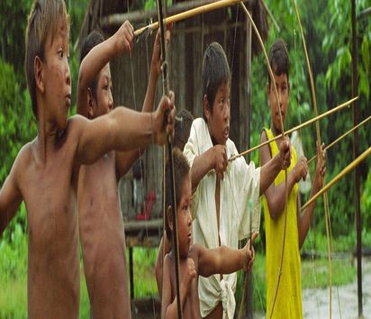 Kinder üben im Dorf den Umgang mit Pfeil und Bogen.Seit vielen Jahren arbeitet Brot für die Welt mit dem Indianer-Missionsrat COMIN (Conselho de Missão entre Indígenas) zusammen. Dieser kümmert sich um die Rechte der indigenen Völker Brasiliens.