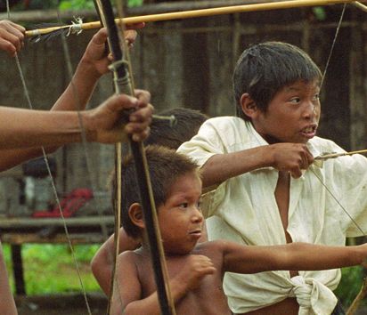 Kinder üben im Dorf den Umgang mit Pfeil und Bogen.Seit vielen Jahren arbeitet Brot für die Welt mit dem Indianer-Missionsrat COMIN (Conselho de Missão entre Indígenas) zusammen. Dieser kümmert sich um die Rechte der indigenen Völker Brasiliens.