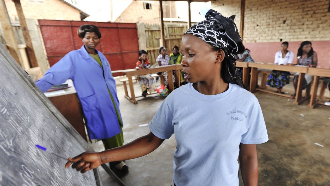 Im Ost-Kongo unterstützt Brot für die Welt - Evangelischer Entwicklungsdienst zahlreiche Projekte zur Ausbildung von Lehrern, Ärzten, Handwerkern, Landwirten und Ingenieuren.Bukavu, Maison Dorcas 1, Alphabetisierung von Erwachsenen.